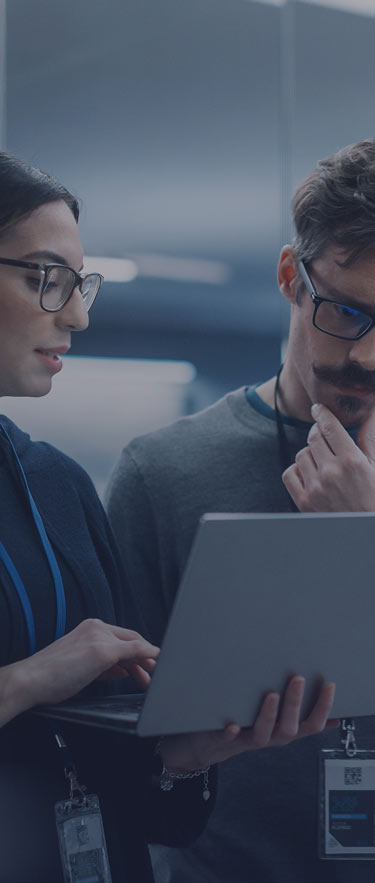 Experten arbeiten an der Blockchain-Softwareentwicklung, um innovative Lösungen zu entwickeln. Blockchain-Technologien ermöglichen sichere und skalierbare Anwendungen für moderne Unternehmen